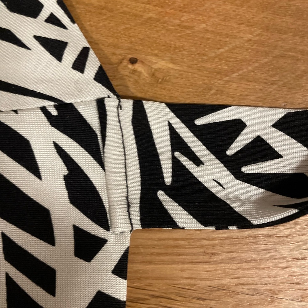 Diane Von Furstenberg Elegant Black and White Patterned Wrap Dress - Picture 9 of 15